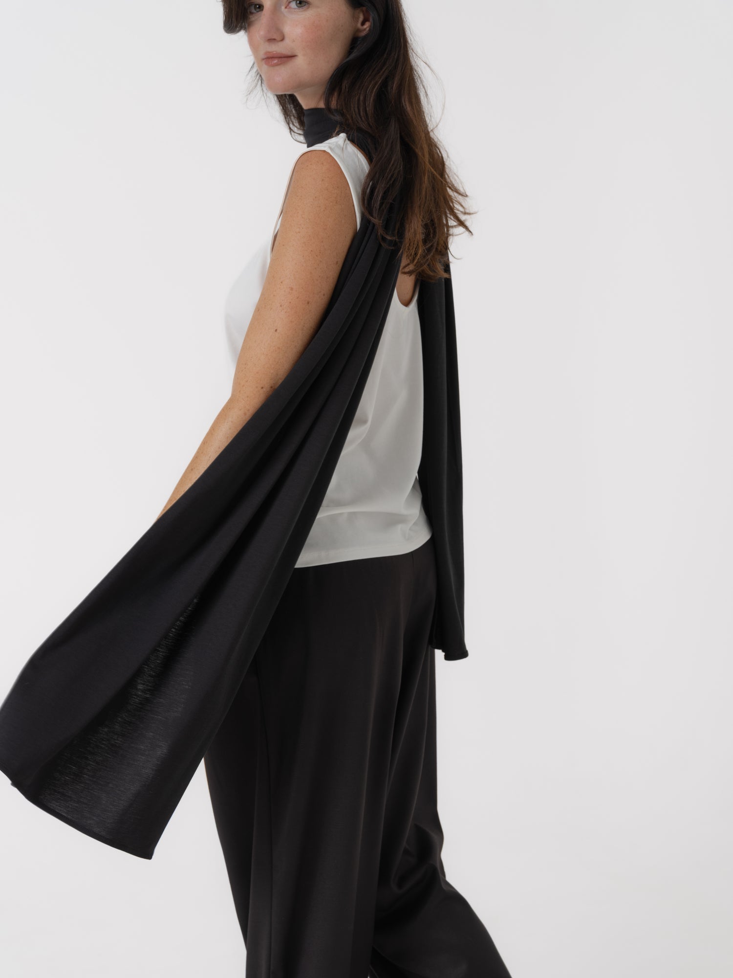 Leo scarf black