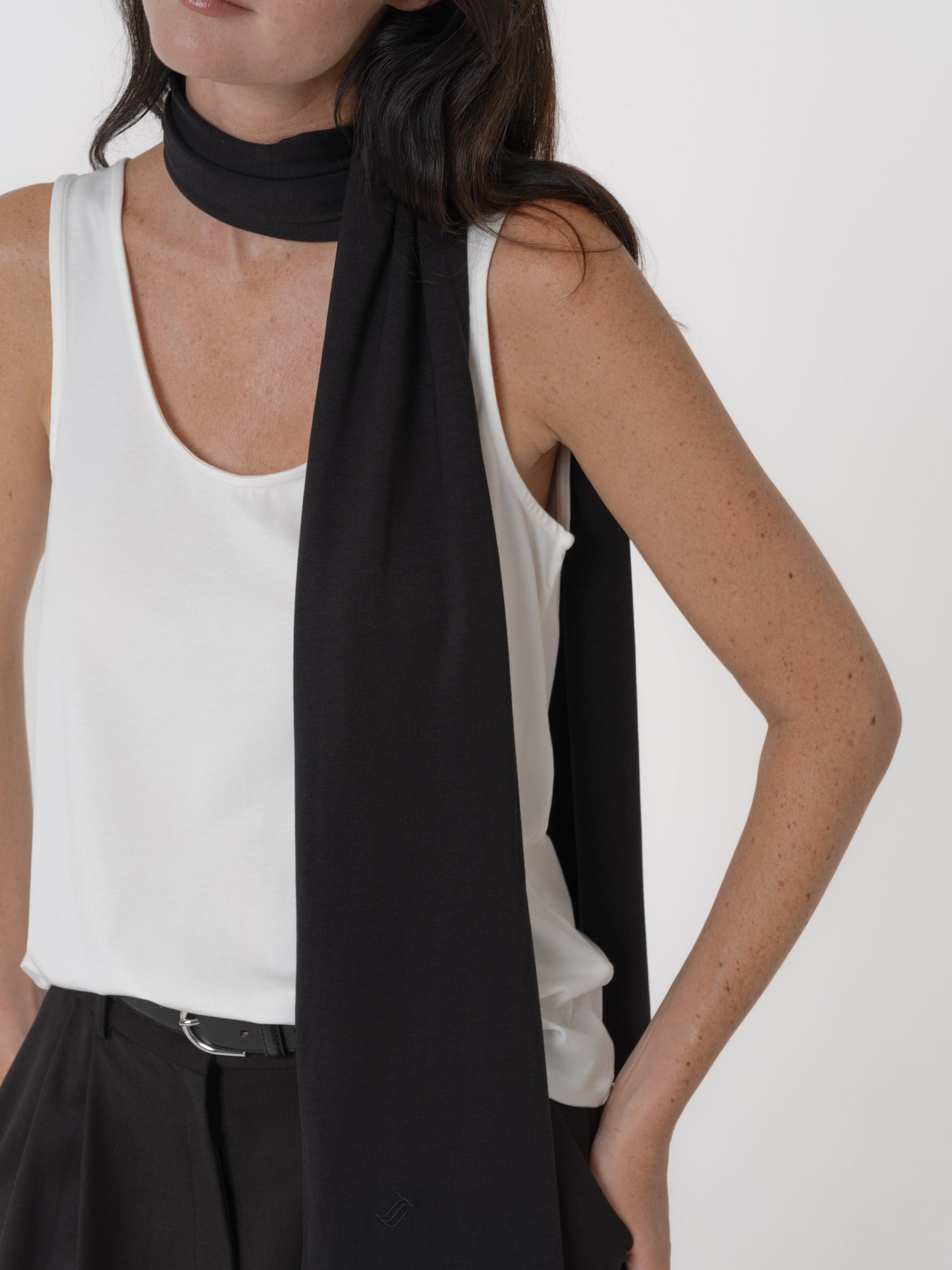 Leo scarf black