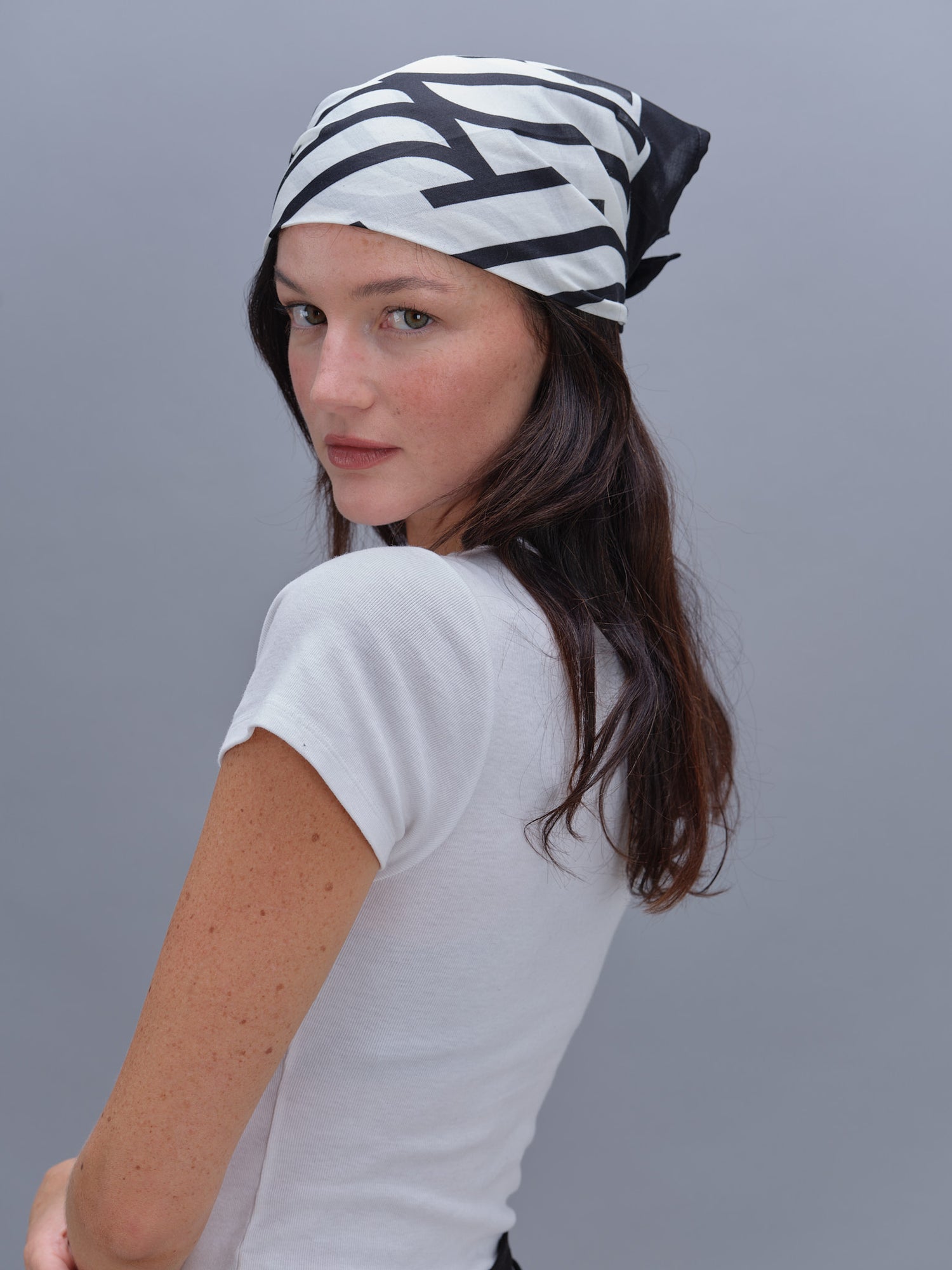 Holly scarf black