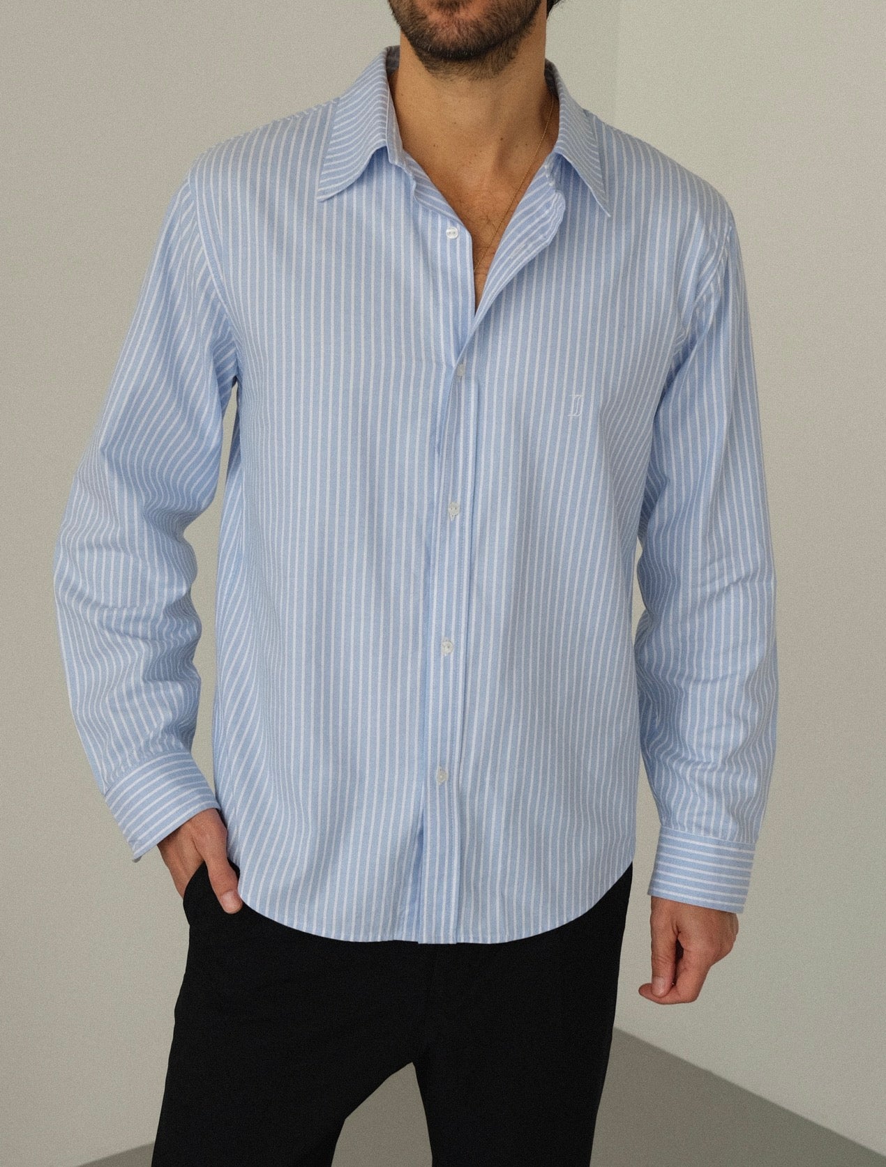 Chemise unisexe bleu ciel à rayures